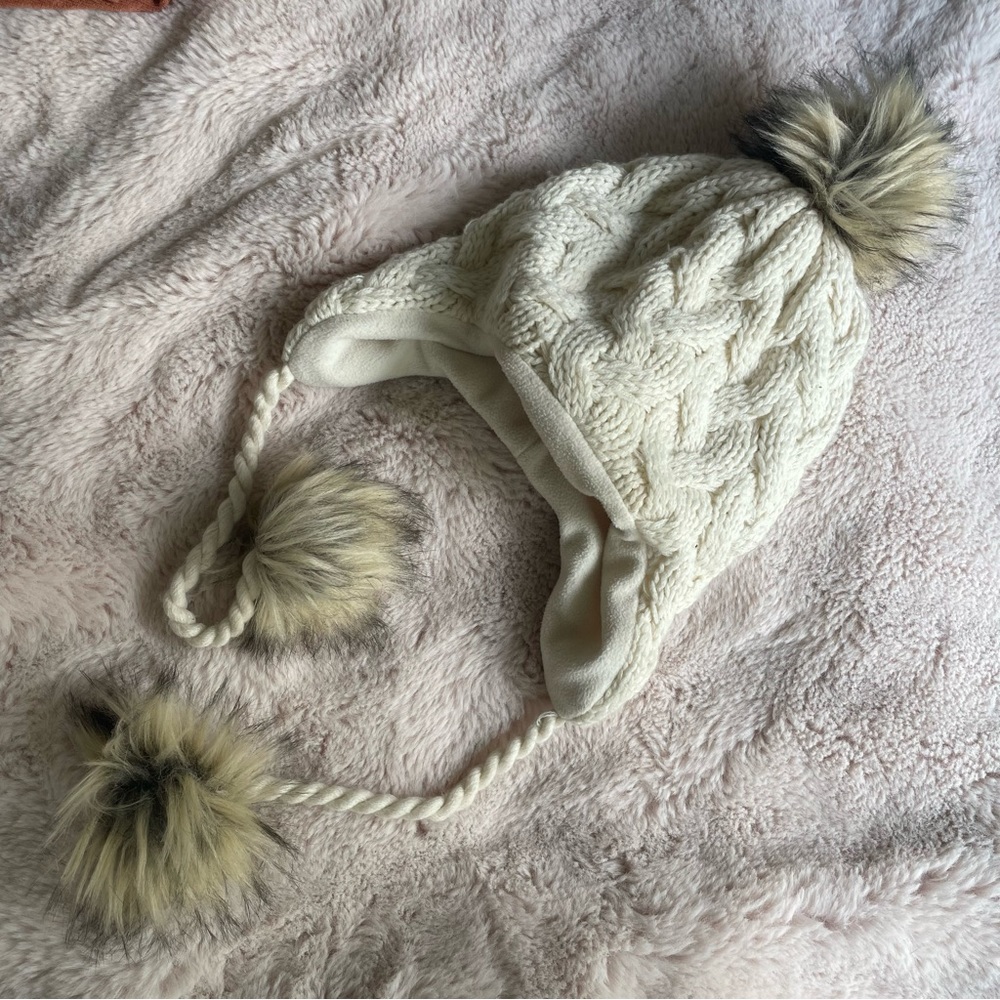 Cableknit beanie with Fur Poofs